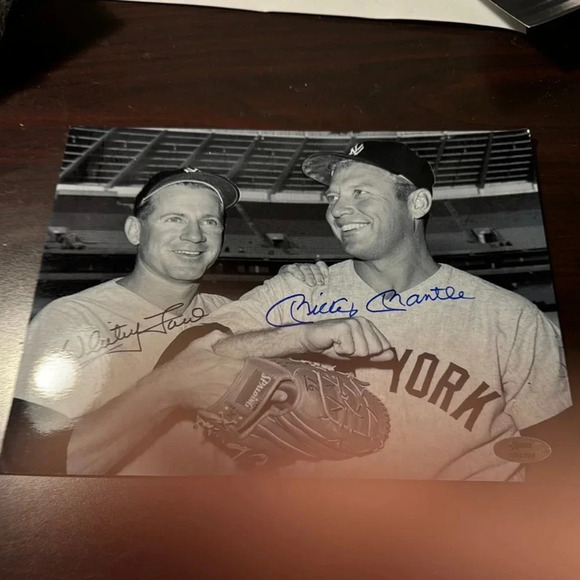 Signed New York Yankees Photo - Picture 1 of 1